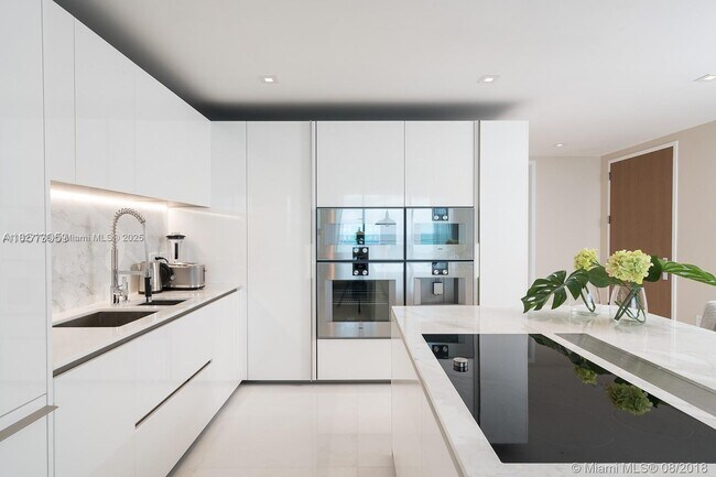 Building Photo - 10201 Collins Ave