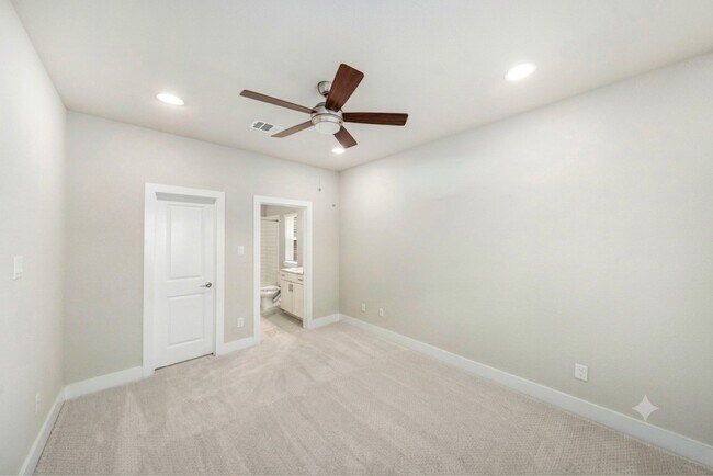 Building Photo - 420 W 28th St