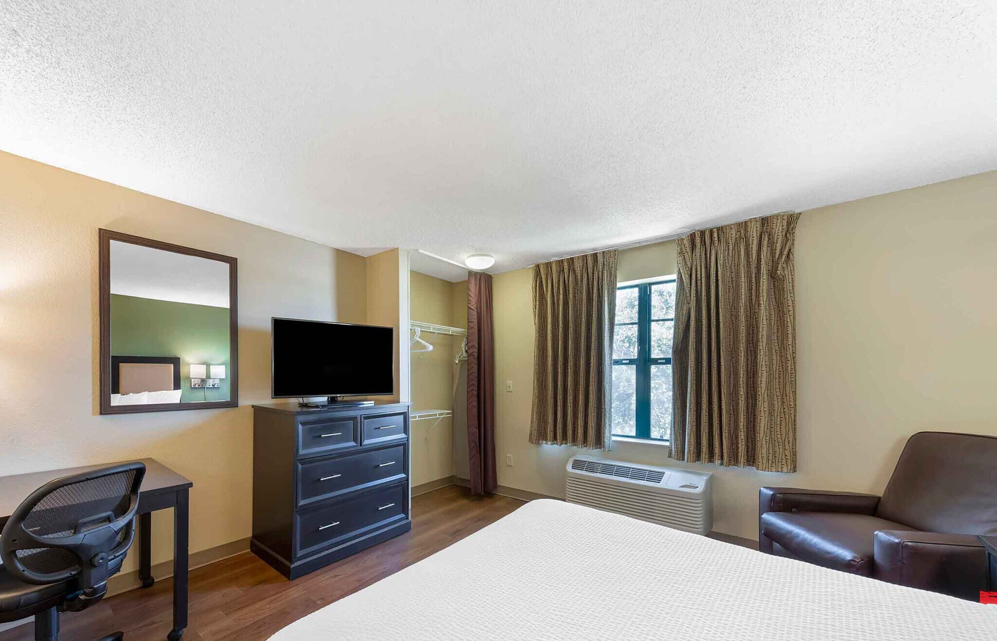 Building Photo - Furnished Studio-New York City - LaGuardia...
