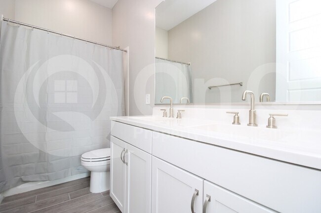 Building Photo - 4811 E Village Dr