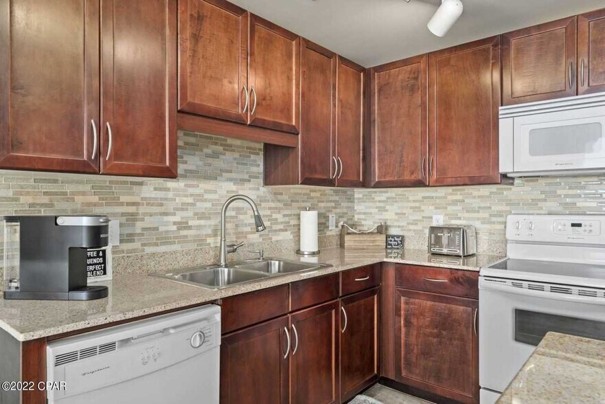 Building Photo - 9860 S Thomas Dr