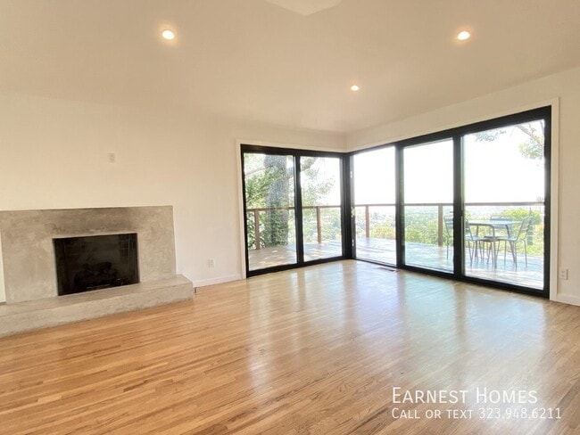 Building Photo - 2736 Hollyridge Dr