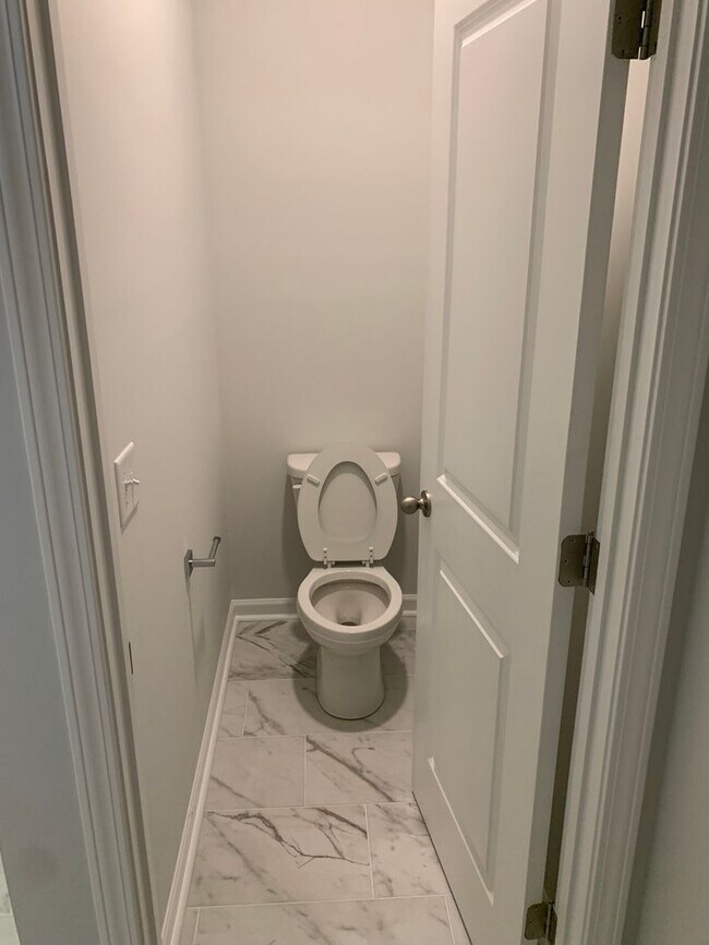 Building Photo - Modern Living in Windsor Hill