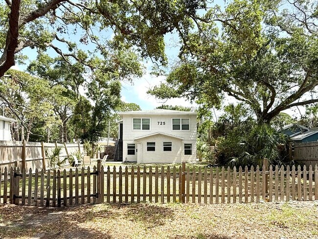 Building Photo - 725 21st Ave S