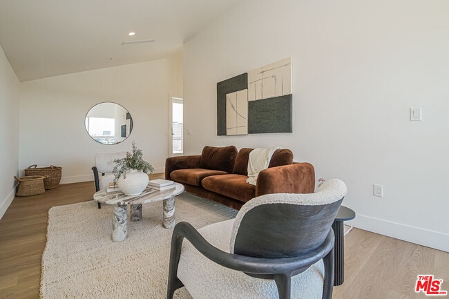 Building Photo - 611 N Virgil Ave