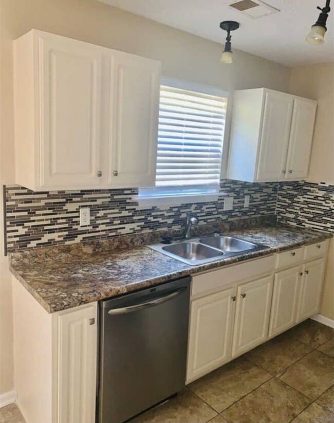 Building Photo - Exquisite Three Bedroom Home in Northeast Columbia!