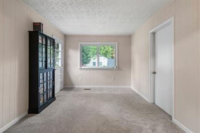 Building Photo - 222 Belray Dr