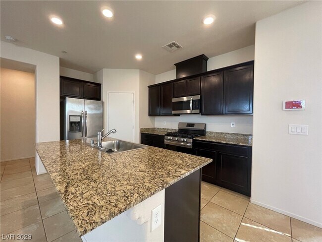 Building Photo - 2124 Del Aqua Ave