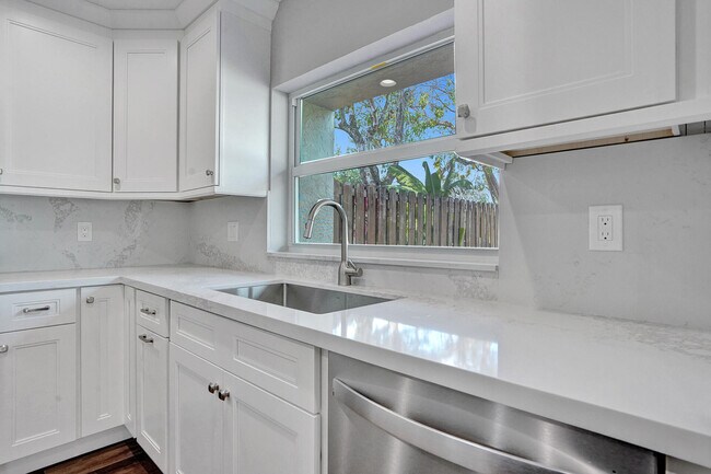 Building Photo - 9821 NW 5th Pl