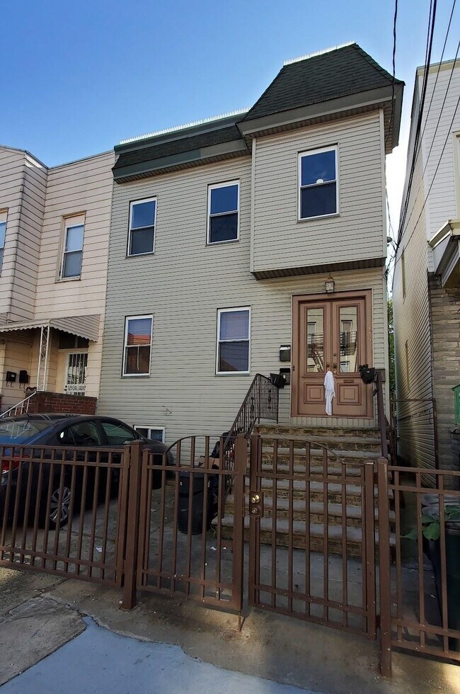 Building Photo - 185 South St