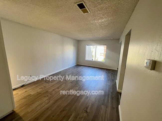 Building Photo - 2200 Laguna Cir