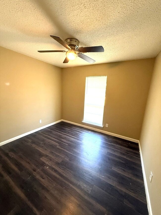 Building Photo - ** 3 bed 1.5 bath located across from Frazer Church ** Call 334-366-9198 to schedule a self tour