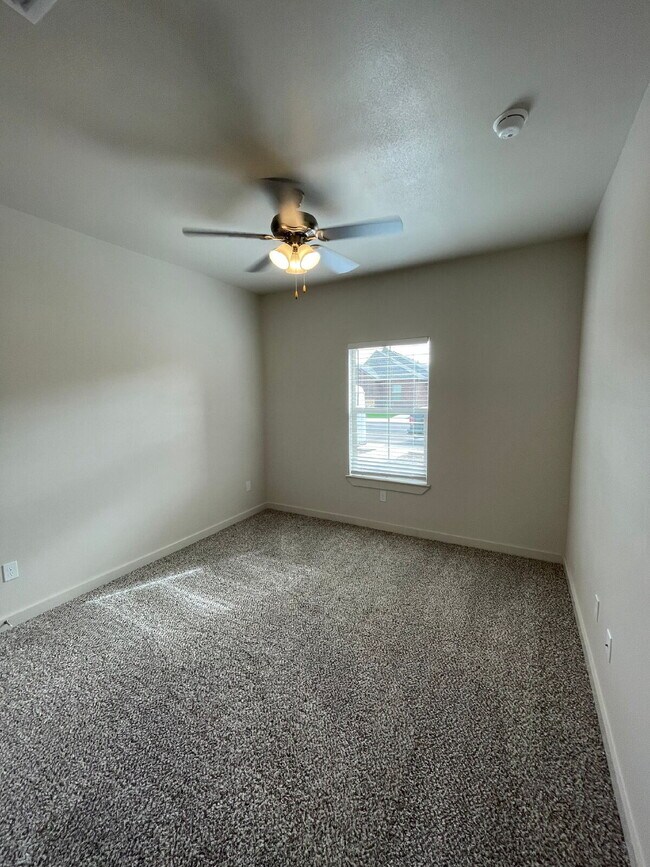 Building Photo - Beautiful Townhome Located South Of Town N...