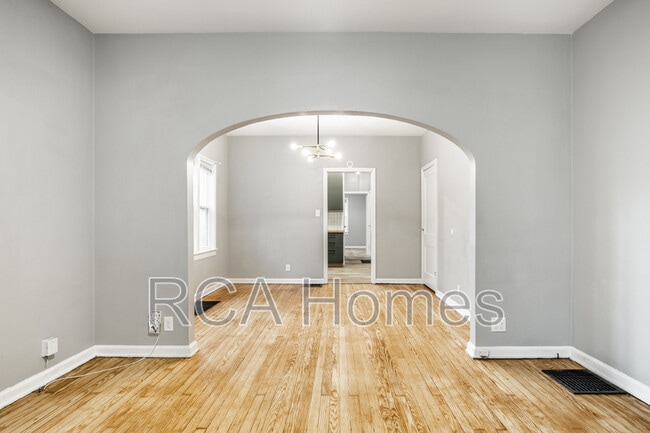 Building Photo - 1046 E Bradbury Ave