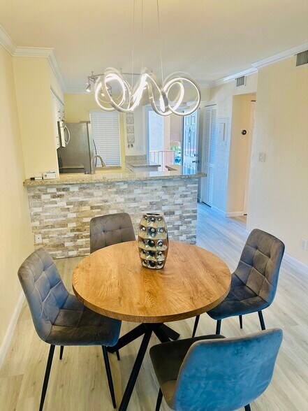 Building Photo - 2104 S Cypress Bend Dr