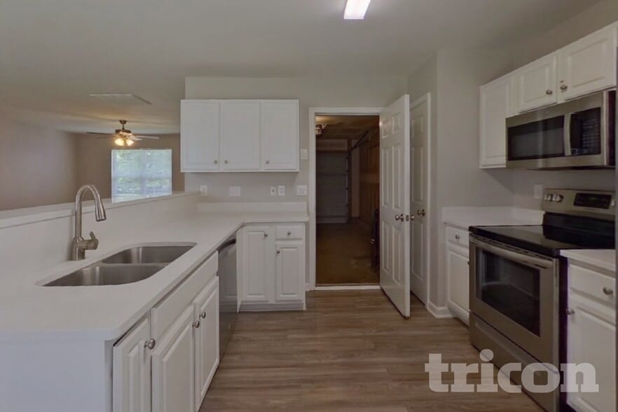 Building Photo - 9514 Parkridge Dr