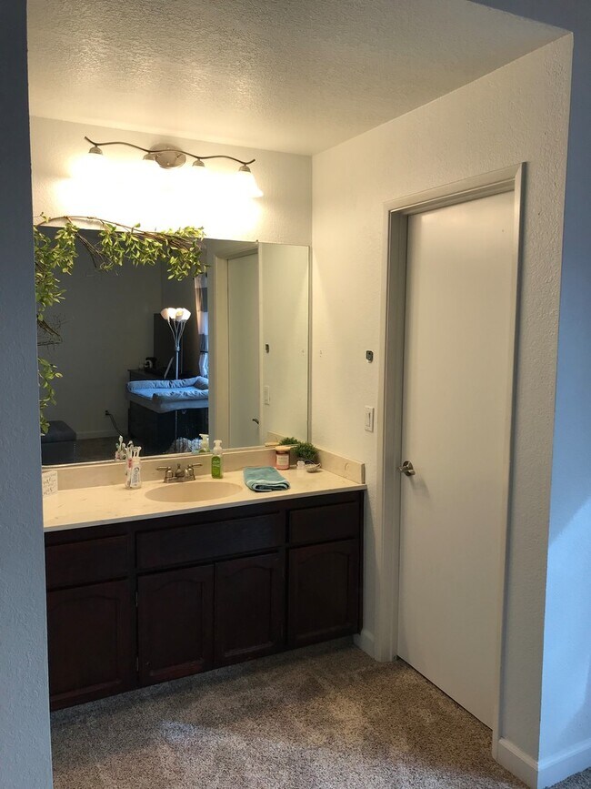 Building Photo - Upscale condo located in gated Community!