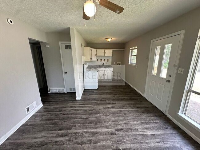 Building Photo - 2 bd/1 ba Duplex - 6205 E 152nd Terr #B, Grandview, MO 64030- Fresh interior - Rent $825