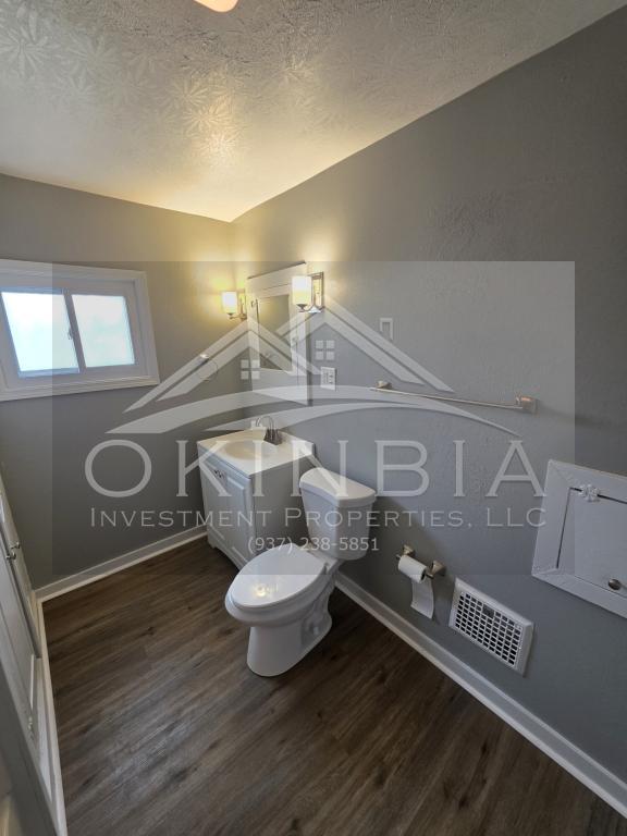 Building Photo - 713 W Hillcrest Ave