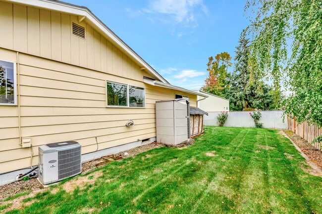 Building Photo - Savage / Ellis Duplex