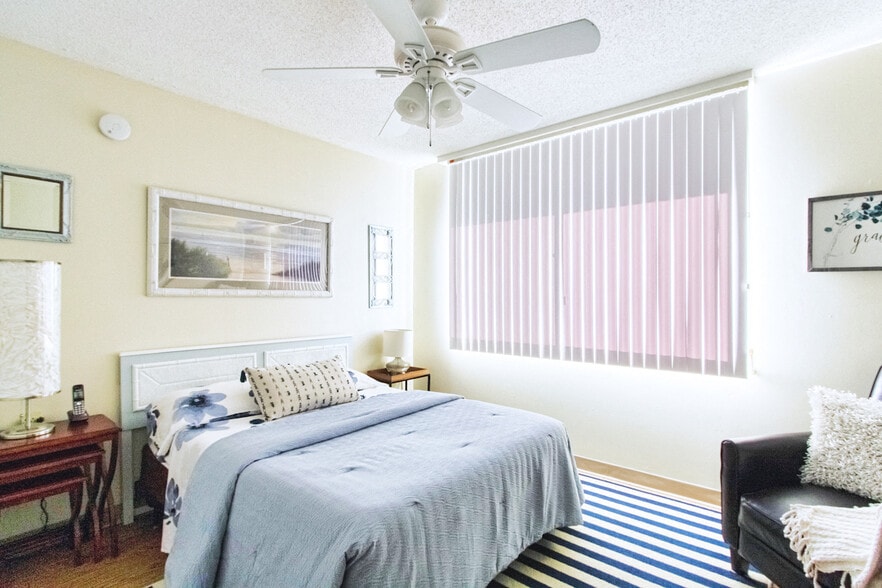 bedroom - Riverside Park Apartments