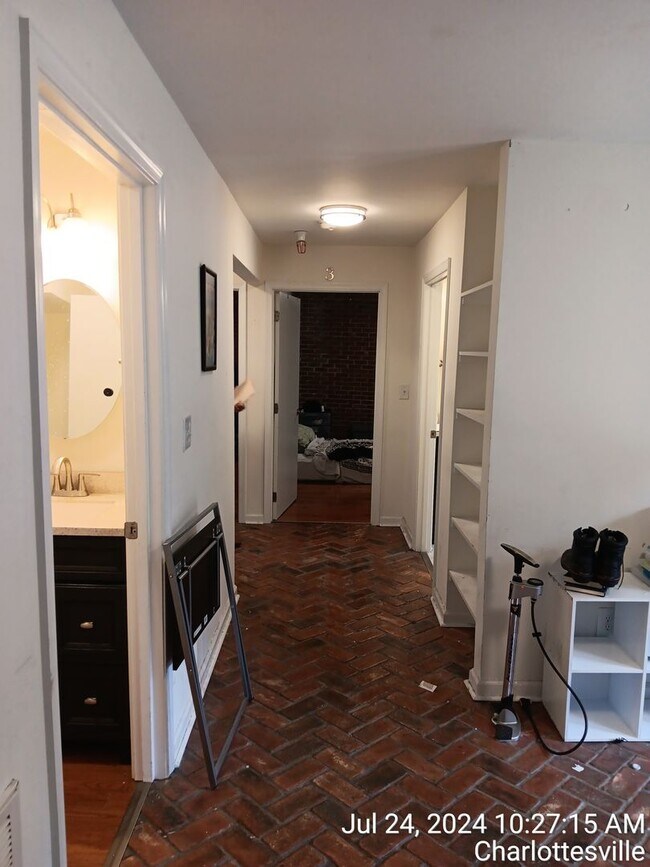 Building Photo - !!!Charming 3-Bedroom 2 Bath Apartment!!! ...