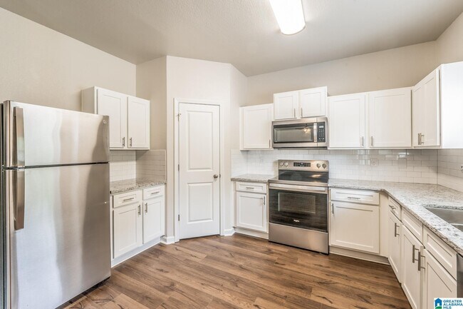 Building Photo - 880 Clover Cir