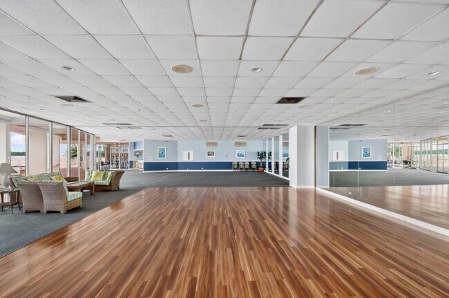 Building Photo - 132 Lakeshore Dr