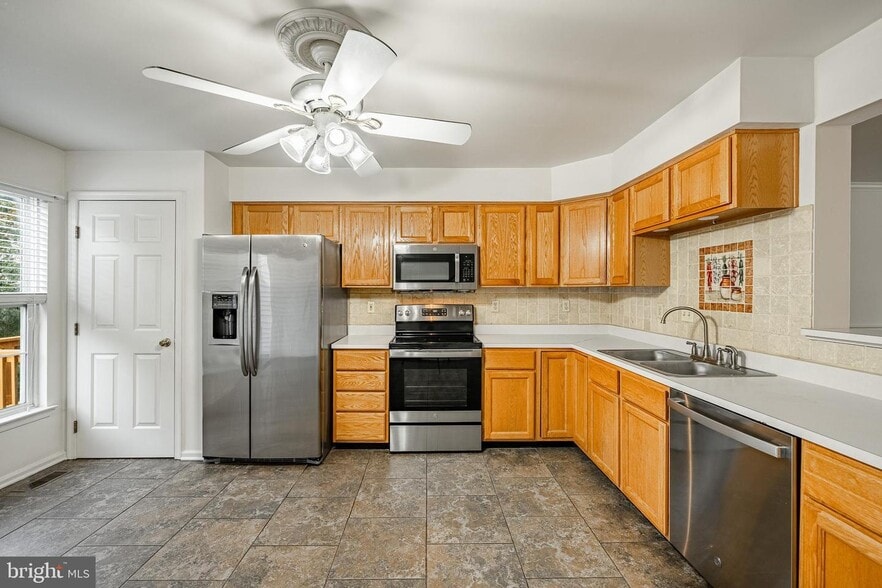 Building Photo - 596 Coach Hill Ct