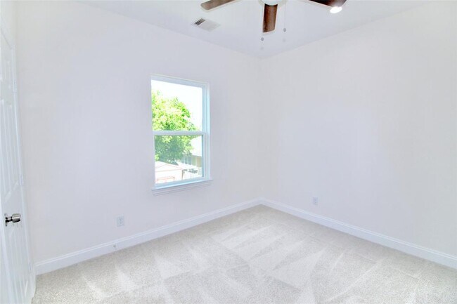 Building Photo - 3419 Redbud St