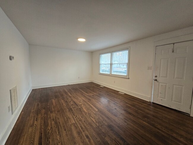 Building Photo - NEW LISTING!!!!!