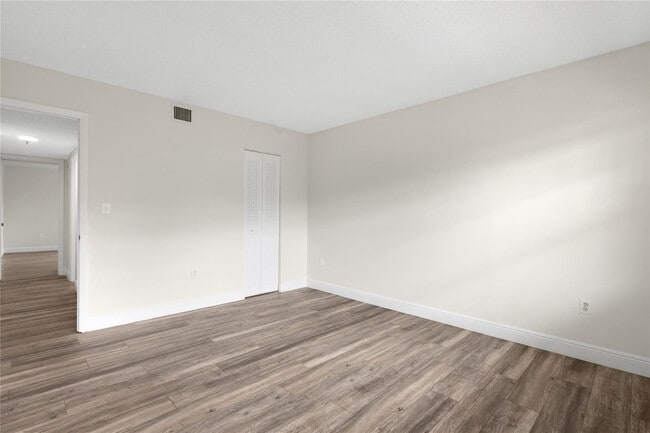 Building Photo - 3940 Inverrary Blvd