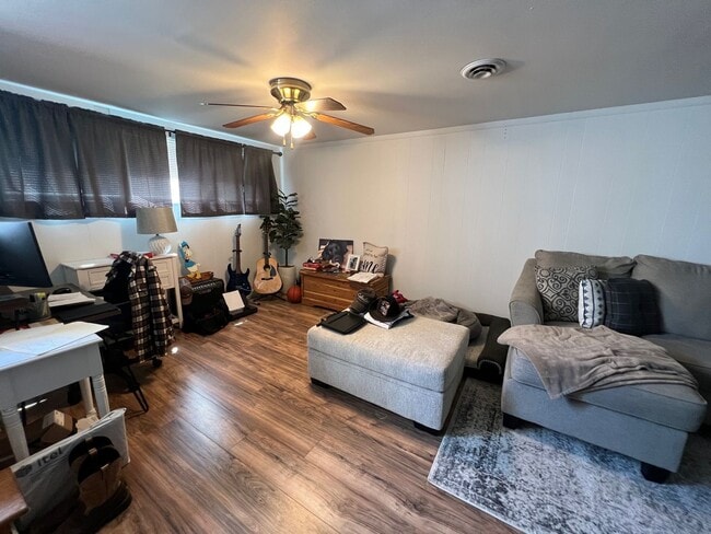 Building Photo - Convenient Location!!