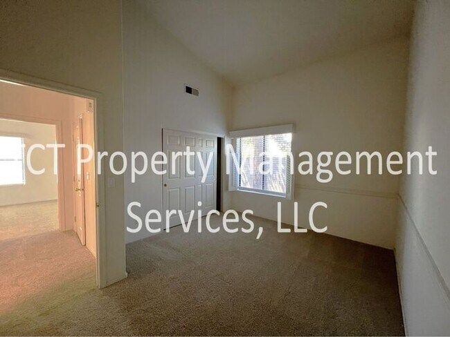 Building Photo - Beautiful Townhome with Fireplace
