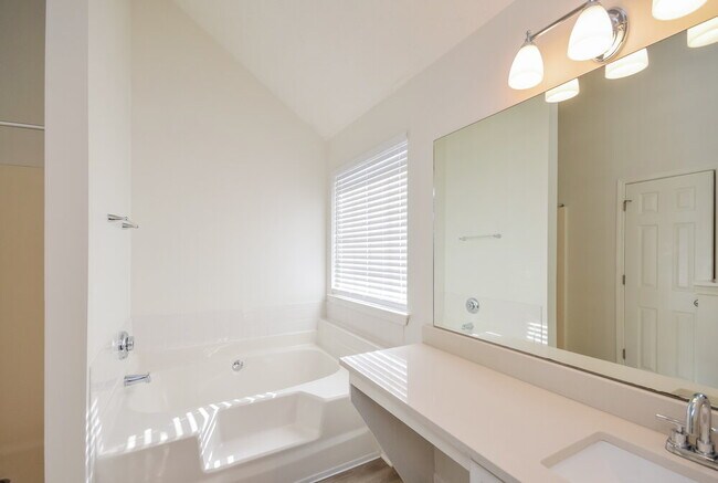 Building Photo - 237 Fox Run