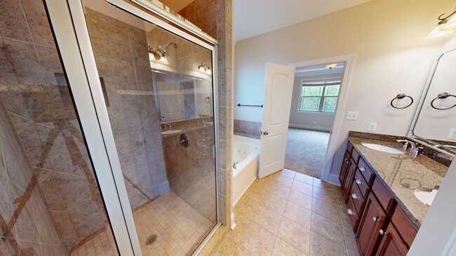 Building Photo - Large 5 Bedroom with Large Fenced in Back ...