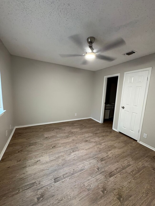 Building Photo - Newly Renovated Duplex - Northwest San Ant...