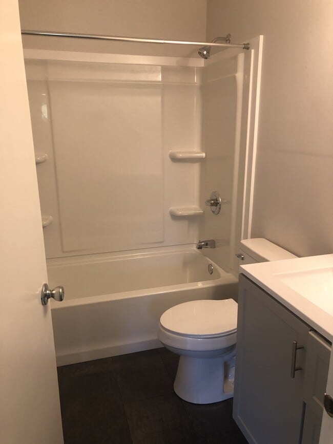 Building Photo - 462 Woodhaven Rd