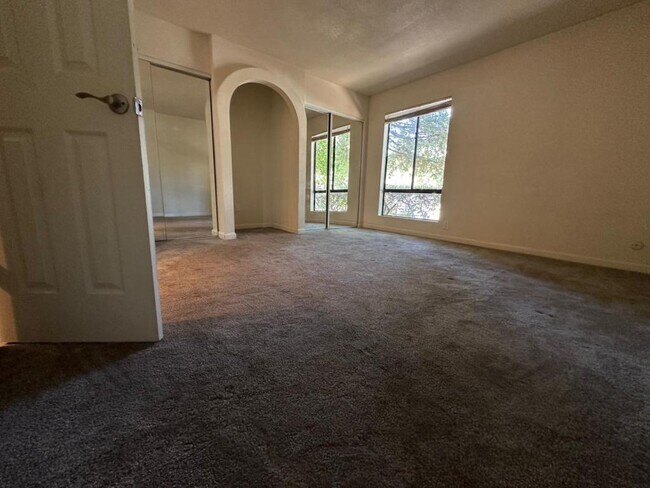 Building Photo - 2422 Larkspur Ln