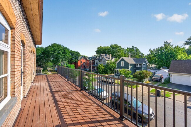 Building Photo - 203 Grotto St N
