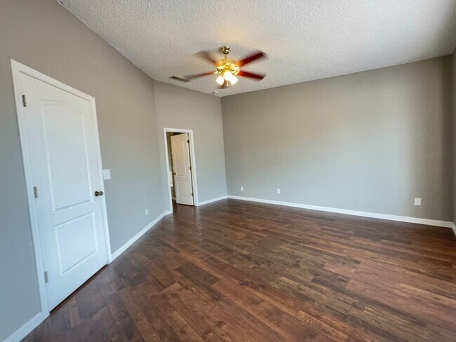 Building Photo - Very Nice 4 Bedroom House