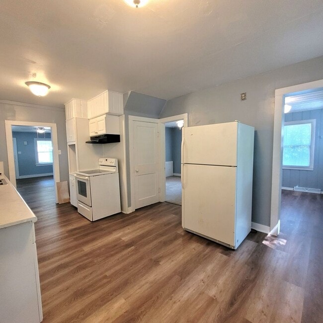 Building Photo - Large Updated House with Garage!
