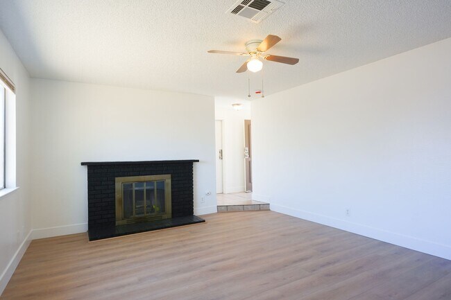 Building Photo - Updated 4 Bedroom / 2 Bathroom Home in Las Vegas