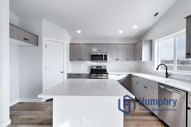 Building Photo - 4 bedroom, 2 bathroom, 2 car garage.