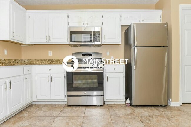 Building Photo - 3 Bedroom Pet-Friendly Home in Hampton, GA with Main Street Renewal