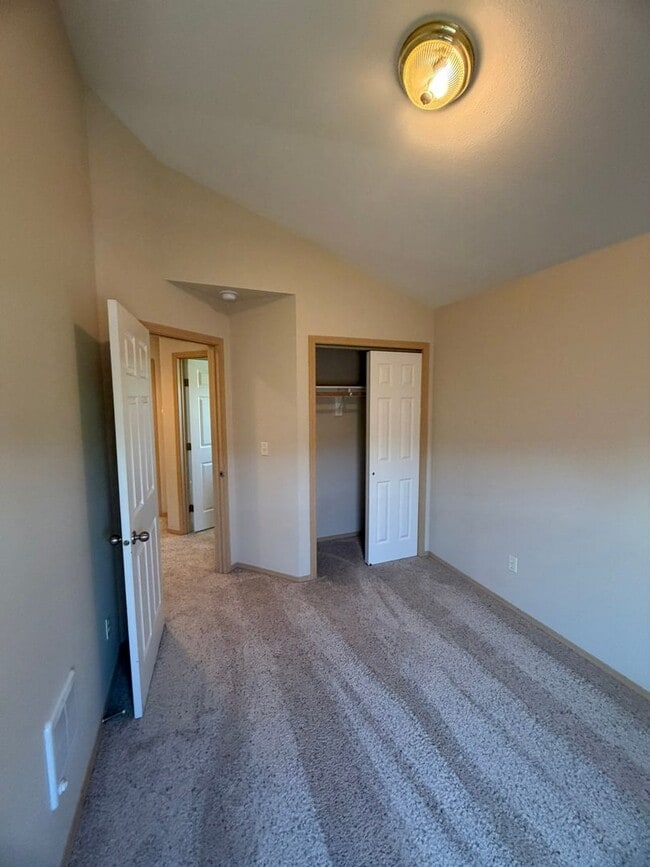 Building Photo - Charming 2-Story Townhome with Vaulted Ceilings