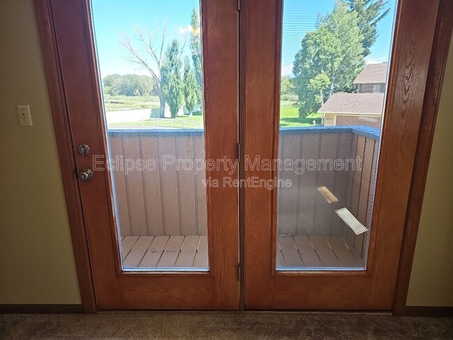 Building Photo - 9 River Dr