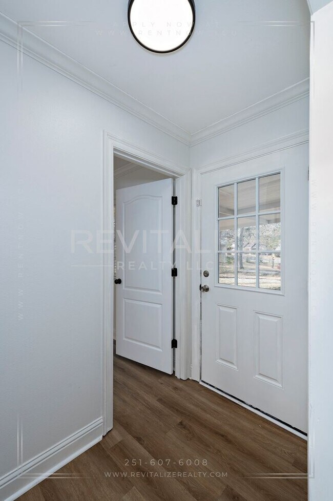 Building Photo - Beautifully Remodeled 4 Bed / 2 Bath Home near Airport Blvd