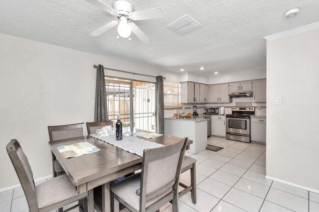 Building Photo - 5837 W Sunforest Dr