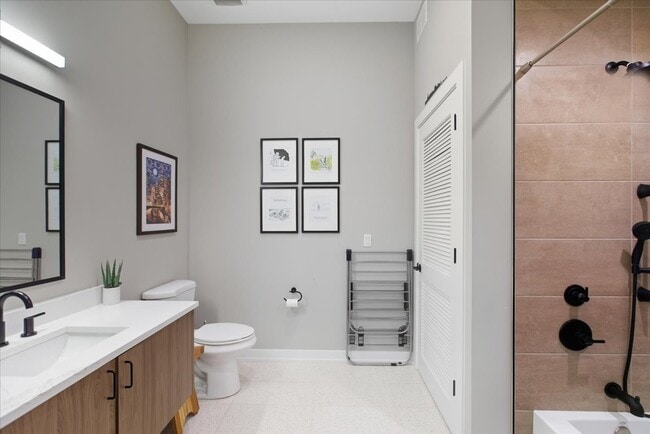 Building Photo - 3217 N Clark St